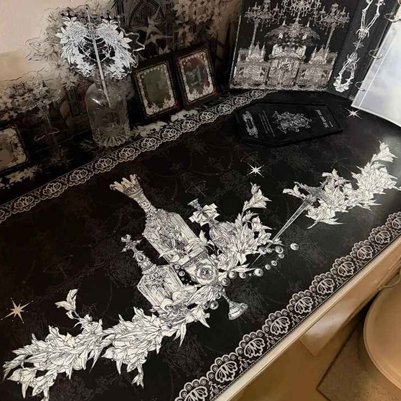 Desk Setup Dark - لوحة ماوس بتصميم مبنى قوطي من