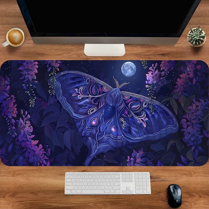Desk Setup With Plants - سجادة مكتب بتصميم دودة، سجادة ماوس